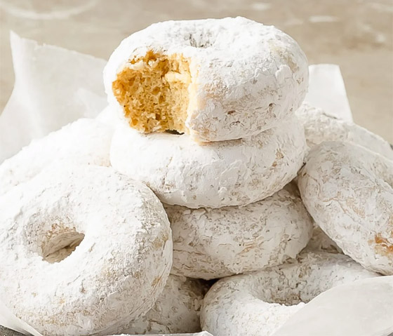 إليكم طريقة عمل الدوناتس بسكر البودرة.. طيب وبسيط صورة رقم 7