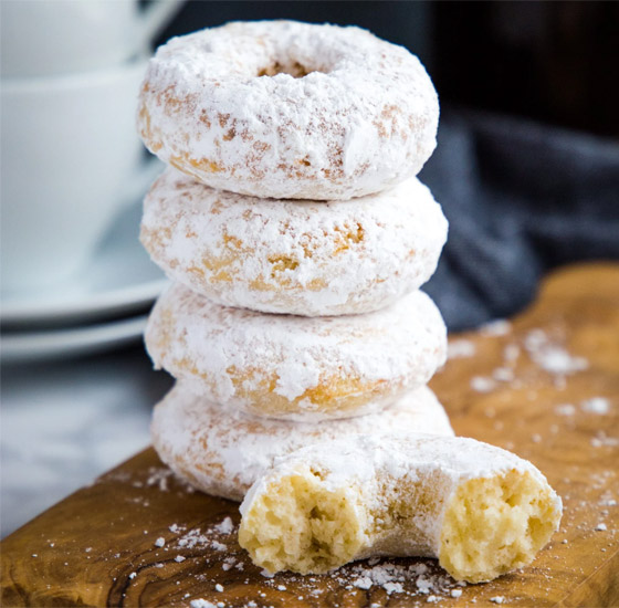 إليكم طريقة عمل الدوناتس بسكر البودرة.. طيب وبسيط صورة رقم 8