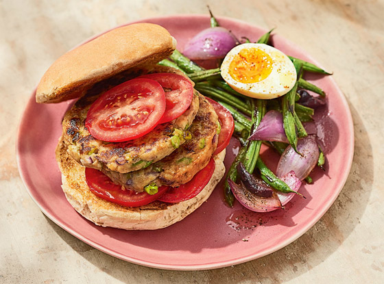 وصفة برغر التونة مع سلطة نيسواز.. وجبة باردة وشهية تناسب الصيف والبحر صورة رقم 1 وصفة برغر التونة مع سلطة نيسواز.. وجبة باردة وشهية تناسب الصيف والبحر صورة رقم 1