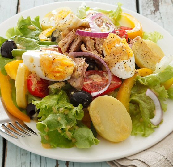 وصفة برغر التونة مع سلطة نيسواز.. وجبة باردة وشهية تناسب الصيف والبحر صورة رقم 7 وصفة برغر التونة مع سلطة نيسواز.. وجبة باردة وشهية تناسب الصيف والبحر صورة رقم 7