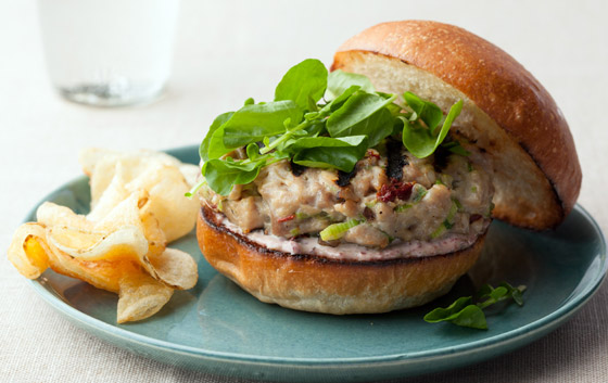 وصفة برغر التونة مع سلطة نيسواز.. وجبة باردة وشهية تناسب الصيف والبحر صورة رقم 3 وصفة برغر التونة مع سلطة نيسواز.. وجبة باردة وشهية تناسب الصيف والبحر صورة رقم 3