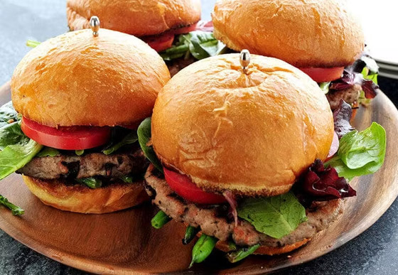 وصفة برغر التونة مع سلطة نيسواز.. وجبة باردة وشهية تناسب الصيف والبحر صورة رقم 4 وصفة برغر التونة مع سلطة نيسواز.. وجبة باردة وشهية تناسب الصيف والبحر صورة رقم 4