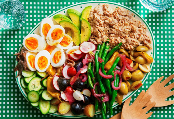 وصفة برغر التونة مع سلطة نيسواز.. وجبة باردة وشهية تناسب الصيف والبحر صورة رقم 8 وصفة برغر التونة مع سلطة نيسواز.. وجبة باردة وشهية تناسب الصيف والبحر صورة رقم 8