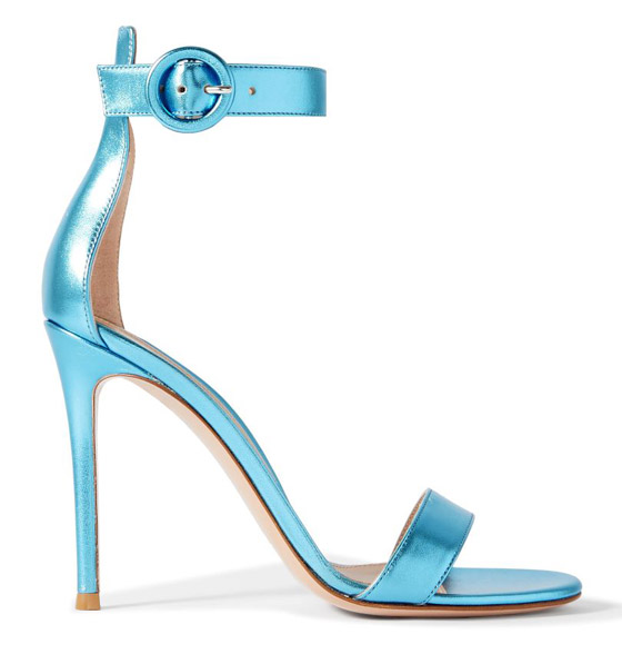 بالصور: 10 طرق عصرية لتنسيق الصندل المفتوح في المناسبات الصيفية صورة رقم 9 بالصور: 10 طرق عصرية لتنسيق الصندل المفتوح في المناسبات الصيفية صورة رقم 9