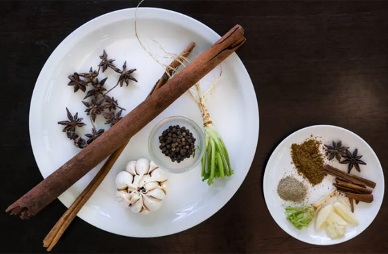 قرفة وفلفل أسود في كوب شاي.. وصفة لخفض السكر في الدم صورة رقم 1