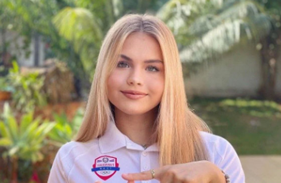 بسبب ملابسها.. استبعاد 