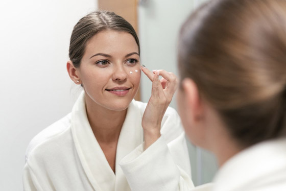 تخطيت الأربعين.. هذه الخطوات تمنحك مكياجاً احترافياً صورة رقم 3 تخطيت الأربعين.. هذه الخطوات تمنحك مكياجاً احترافياً صورة رقم 3