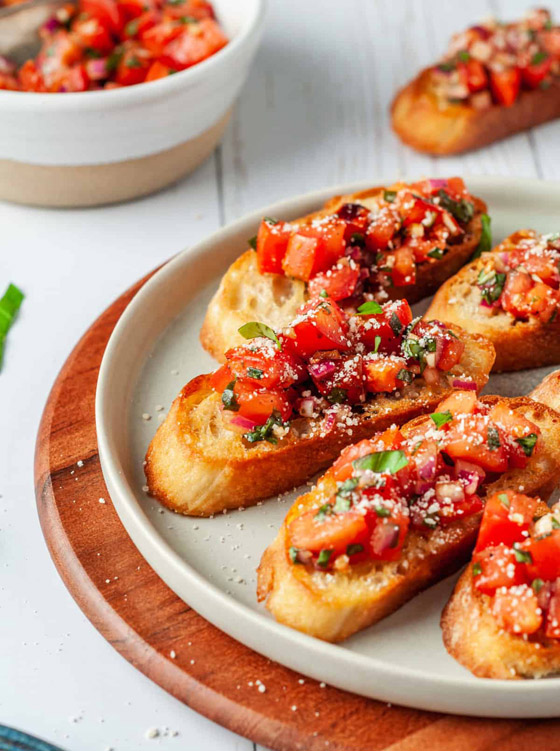 إليكم طريقة تحضير بروشكيتا الطماطم بالريحان.. طعم رائع ومميز صورة رقم 5