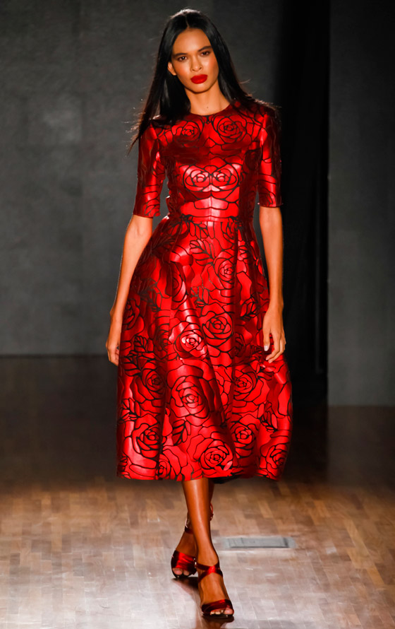 بالصور: 10 ألوان فساتين سهرة تبرز جمال البشرة السمراء من عروض 2024 صورة رقم 4