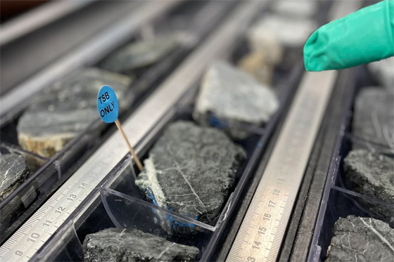 من عمق 1268 مترا تحت الأطلسي.. استخراج عينة من وشاح الأرض صورة رقم 7