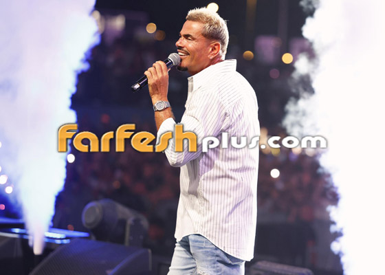 مشهد طريف: سيدة مسنّة خطفت الأضواء من عمرو دياب وتمسكت بذراعه رافضة ان تتركه صورة رقم 7