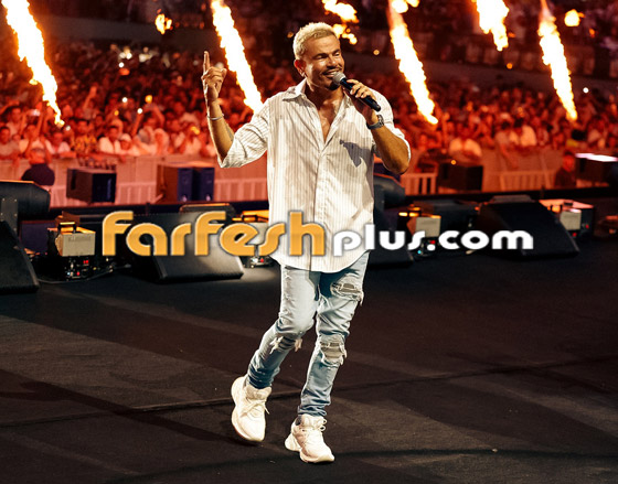 مشهد طريف: سيدة مسنّة خطفت الأضواء من عمرو دياب وتمسكت بذراعه رافضة ان تتركه صورة رقم 3