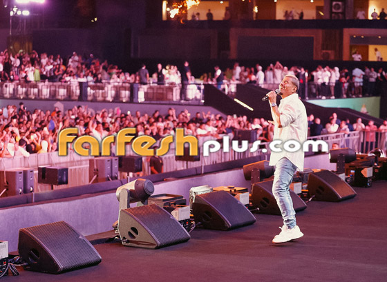 مشهد طريف: سيدة مسنّة خطفت الأضواء من عمرو دياب وتمسكت بذراعه رافضة ان تتركه صورة رقم 4