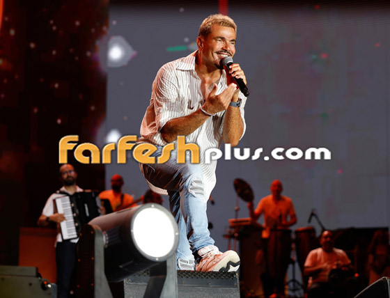 مشهد طريف: سيدة مسنّة خطفت الأضواء من عمرو دياب وتمسكت بذراعه رافضة ان تتركه صورة رقم 5