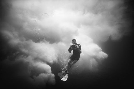 مصور شجاع يوثق منازلة شرسة بين راكب أمواج وموجة هائلة من تحت الماء! صورة رقم 3 مصور شجاع يوثق منازلة شرسة بين راكب أمواج وموجة هائلة من تحت الماء! صورة رقم 3