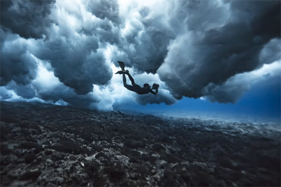 مصور شجاع يوثق منازلة شرسة بين راكب أمواج وموجة هائلة من تحت الماء! صورة رقم 4 مصور شجاع يوثق منازلة شرسة بين راكب أمواج وموجة هائلة من تحت الماء! صورة رقم 4