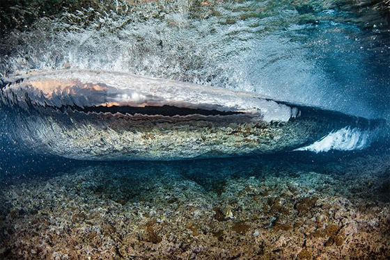 مصور شجاع يوثق منازلة شرسة بين راكب أمواج وموجة هائلة من تحت الماء! صورة رقم 16 مصور شجاع يوثق منازلة شرسة بين راكب أمواج وموجة هائلة من تحت الماء! صورة رقم 16