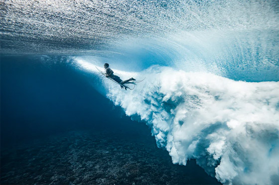 مصور شجاع يوثق منازلة شرسة بين راكب أمواج وموجة هائلة من تحت الماء! صورة رقم 12 مصور شجاع يوثق منازلة شرسة بين راكب أمواج وموجة هائلة من تحت الماء! صورة رقم 12