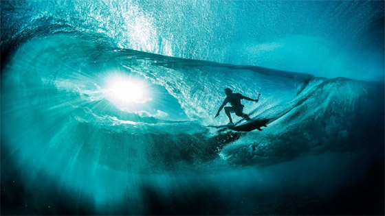 مصور شجاع يوثق منازلة شرسة بين راكب أمواج وموجة هائلة من تحت الماء! صورة رقم 11 مصور شجاع يوثق منازلة شرسة بين راكب أمواج وموجة هائلة من تحت الماء! صورة رقم 11