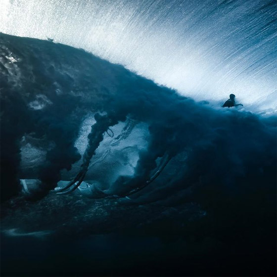 مصور شجاع يوثق منازلة شرسة بين راكب أمواج وموجة هائلة من تحت الماء! صورة رقم 6 مصور شجاع يوثق منازلة شرسة بين راكب أمواج وموجة هائلة من تحت الماء! صورة رقم 6