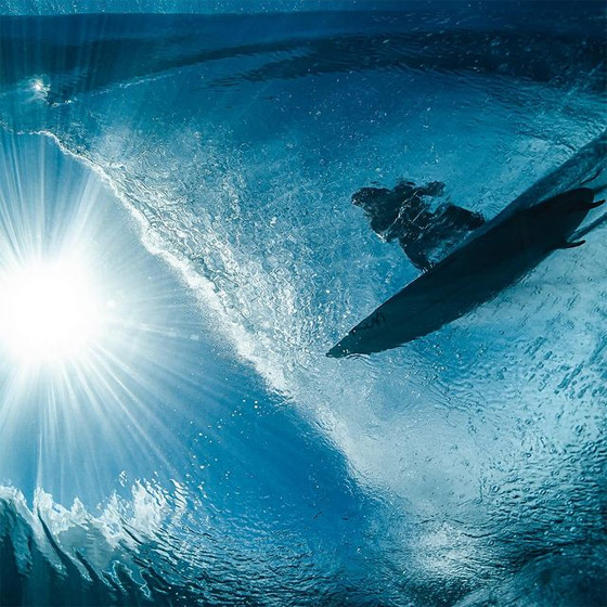 مصور شجاع يوثق منازلة شرسة بين راكب أمواج وموجة هائلة من تحت الماء! صورة رقم 7 مصور شجاع يوثق منازلة شرسة بين راكب أمواج وموجة هائلة من تحت الماء! صورة رقم 7