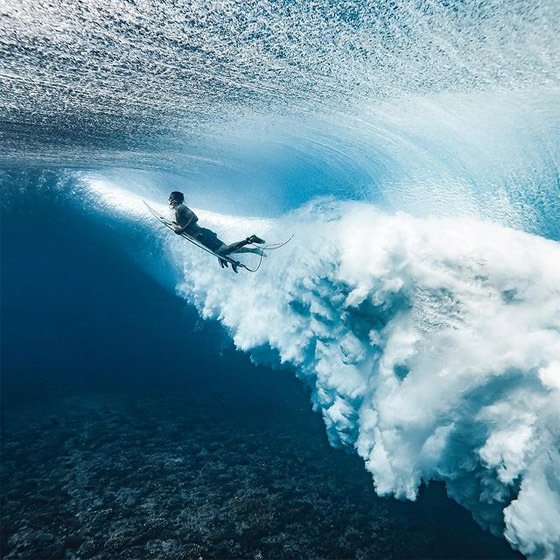 مصور شجاع يوثق منازلة شرسة بين راكب أمواج وموجة هائلة من تحت الماء! صورة رقم 8 مصور شجاع يوثق منازلة شرسة بين راكب أمواج وموجة هائلة من تحت الماء! صورة رقم 8