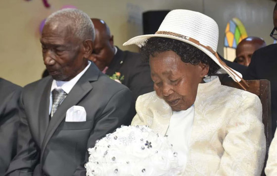 بعد علاقة استمرت 64 عاما.. تسعينيان يتزوجان أخيرا في كينيا! صور صورة رقم 1 بعد علاقة استمرت 64 عاما.. تسعينيان يتزوجان أخيرا في كينيا! صور صورة رقم 1