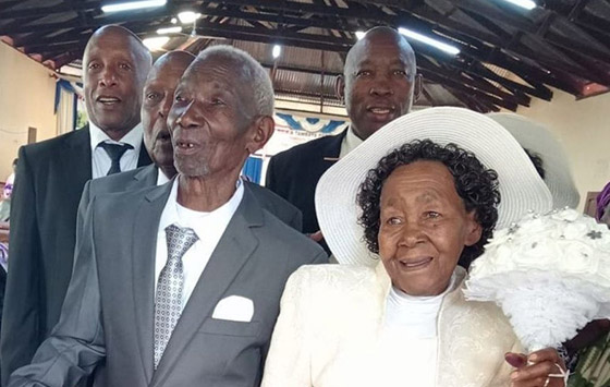 بعد علاقة استمرت 64 عاما.. تسعينيان يتزوجان أخيرا في كينيا! صور صورة رقم 2 بعد علاقة استمرت 64 عاما.. تسعينيان يتزوجان أخيرا في كينيا! صور صورة رقم 2