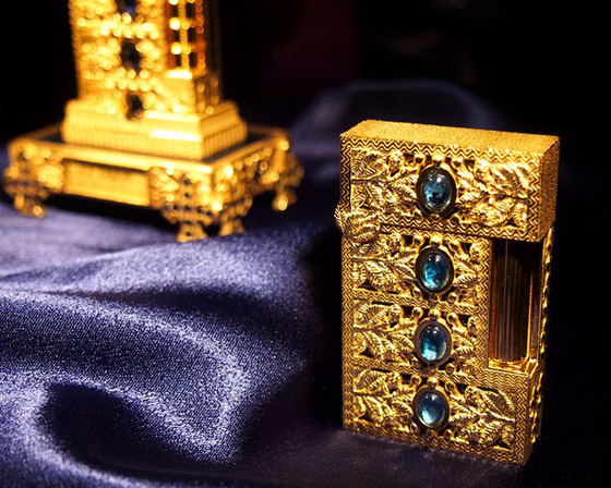 مصنوعة من الذهب ومزينة بالياقوت.. أغلى قداحة (ولاعة) سيجار في العالم صورة رقم 5 مصنوعة من الذهب ومزينة بالياقوت.. أغلى قداحة (ولاعة) سيجار في العالم صورة رقم 5