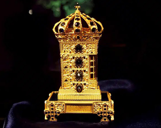 مصنوعة من الذهب ومزينة بالياقوت.. أغلى قداحة (ولاعة) سيجار في العالم صورة رقم 1 مصنوعة من الذهب ومزينة بالياقوت.. أغلى قداحة (ولاعة) سيجار في العالم صورة رقم 1