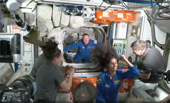 الأمل يلوح بالأفق للرائدين العالقين بالفضاء مع وصول مركبة ماسك صورة رقم 14 الأمل يلوح بالأفق للرائدين العالقين بالفضاء مع وصول مركبة ماسك صورة رقم 14