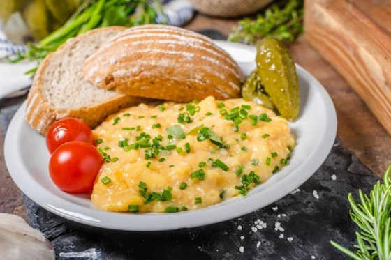 إليكم طريقة تحضير بيض بالجبن السائل بخطوات بسيطة صورة رقم 1 إليكم طريقة تحضير بيض بالجبن السائل بخطوات بسيطة صورة رقم 1