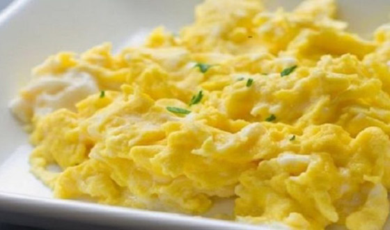 إليكم طريقة تحضير بيض بالجبن السائل بخطوات بسيطة صورة رقم 3 إليكم طريقة تحضير بيض بالجبن السائل بخطوات بسيطة صورة رقم 3