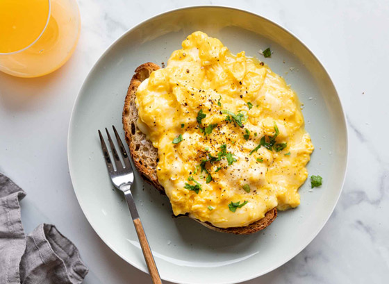 إليكم طريقة تحضير بيض بالجبن السائل بخطوات بسيطة صورة رقم 5 إليكم طريقة تحضير بيض بالجبن السائل بخطوات بسيطة صورة رقم 5