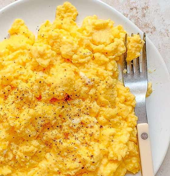 إليكم طريقة تحضير بيض بالجبن السائل بخطوات بسيطة صورة رقم 6 إليكم طريقة تحضير بيض بالجبن السائل بخطوات بسيطة صورة رقم 6