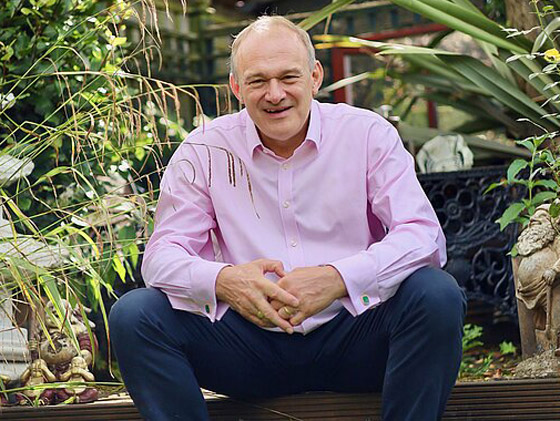 كأفلام الأكشن.. سياسي بريطاني يصل لمؤتمر على متن دراجة مائية (فيديو) صورة رقم 14