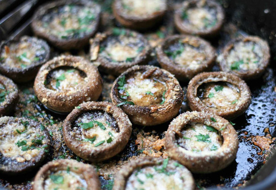 الفطر المخبوز مع الثوم والصلصة.. شهية وسريعة التحضير صورة رقم 5 الفطر المخبوز مع الثوم والصلصة.. شهية وسريعة التحضير صورة رقم 5