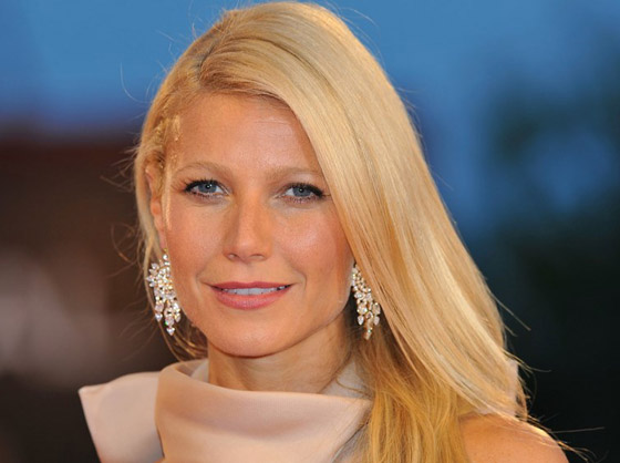 ممثلون يغنون بإتقان منهم كيت وينسلت، جوني ديب، وميريل ستريب في فيلم (ماما ميا) صورة رقم 10