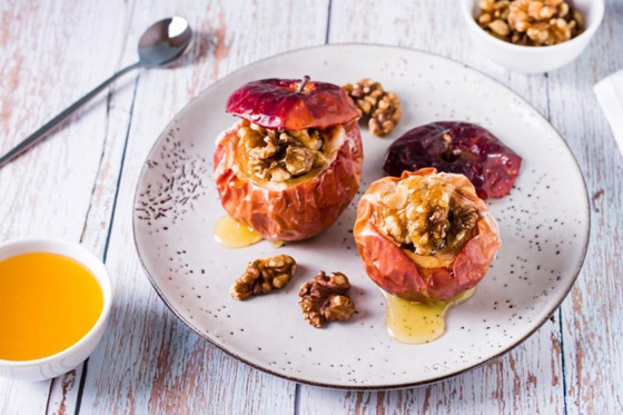 صورة رقم 1 - إليكم طريقة تحضير تفاح مخبوز ومحشي بالجوز للرجيم صورة رقم 1 - إليكم طريقة تحضير تفاح مخبوز ومحشي بالجوز للرجيم