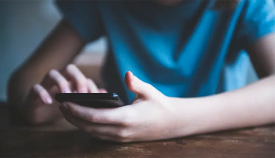 من إجهاد العين إلى الإدمان.. 8 مخاطر صحية للهاتف المحمول صورة رقم 1 من إجهاد العين إلى الإدمان.. 8 مخاطر صحية للهاتف المحمول صورة رقم 1