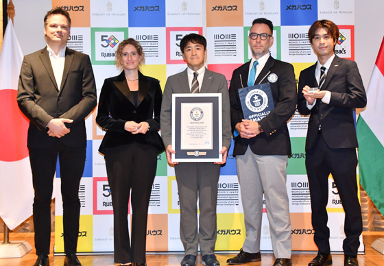 بالصور: شركة يابانية تكشف عن أصغر مكعب روبيك في العالم صورة رقم 4 بالصور: شركة يابانية تكشف عن أصغر مكعب روبيك في العالم صورة رقم 4