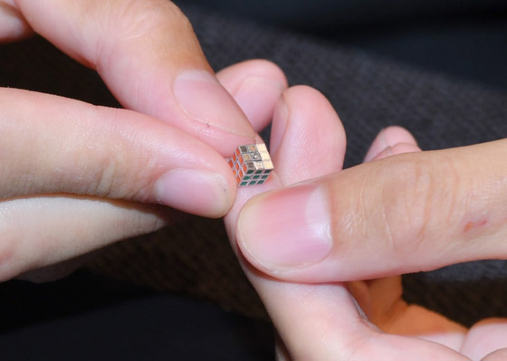 بالصور: شركة يابانية تكشف عن أصغر مكعب روبيك في العالم صورة رقم 5 بالصور: شركة يابانية تكشف عن أصغر مكعب روبيك في العالم صورة رقم 5