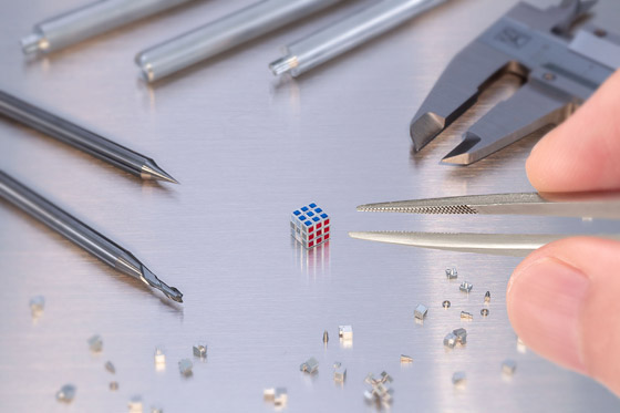 بالصور: شركة يابانية تكشف عن أصغر مكعب روبيك في العالم صورة رقم 6 بالصور: شركة يابانية تكشف عن أصغر مكعب روبيك في العالم صورة رقم 6