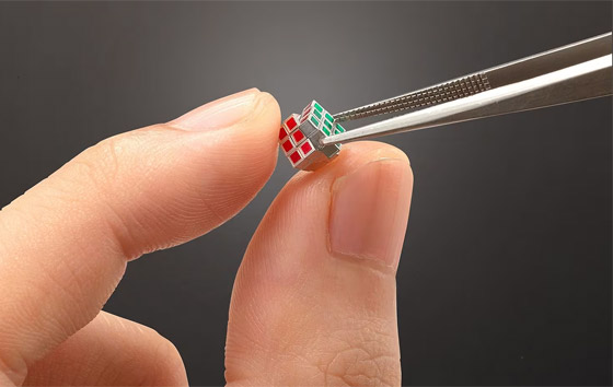 بالصور: شركة يابانية تكشف عن أصغر مكعب روبيك في العالم صورة رقم 1 بالصور: شركة يابانية تكشف عن أصغر مكعب روبيك في العالم صورة رقم 1