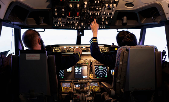 لدخولها المرحاض.. طيار يعاقب مساعدته بطريقة ولا أغرب صورة رقم 5