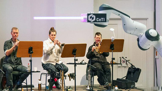 فيديو: روبوت بثلاث أذرع يقود فرقة موسيقية ألمانية صورة رقم 6 فيديو: روبوت بثلاث أذرع يقود فرقة موسيقية ألمانية صورة رقم 6