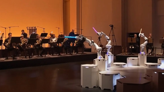 فيديو: روبوت بثلاث أذرع يقود فرقة موسيقية ألمانية صورة رقم 5 فيديو: روبوت بثلاث أذرع يقود فرقة موسيقية ألمانية صورة رقم 5