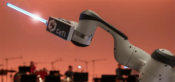 فيديو: روبوت بثلاث أذرع يقود فرقة موسيقية ألمانية صورة رقم 4 فيديو: روبوت بثلاث أذرع يقود فرقة موسيقية ألمانية صورة رقم 4