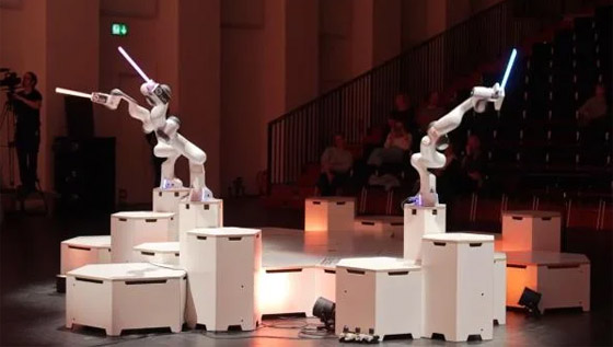 فيديو: روبوت بثلاث أذرع يقود فرقة موسيقية ألمانية صورة رقم 2 فيديو: روبوت بثلاث أذرع يقود فرقة موسيقية ألمانية صورة رقم 2