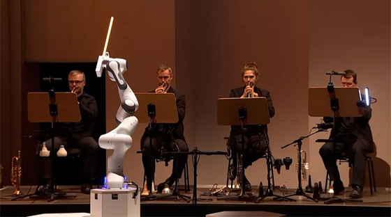 فيديو: روبوت بثلاث أذرع يقود فرقة موسيقية ألمانية صورة رقم 3 فيديو: روبوت بثلاث أذرع يقود فرقة موسيقية ألمانية صورة رقم 3